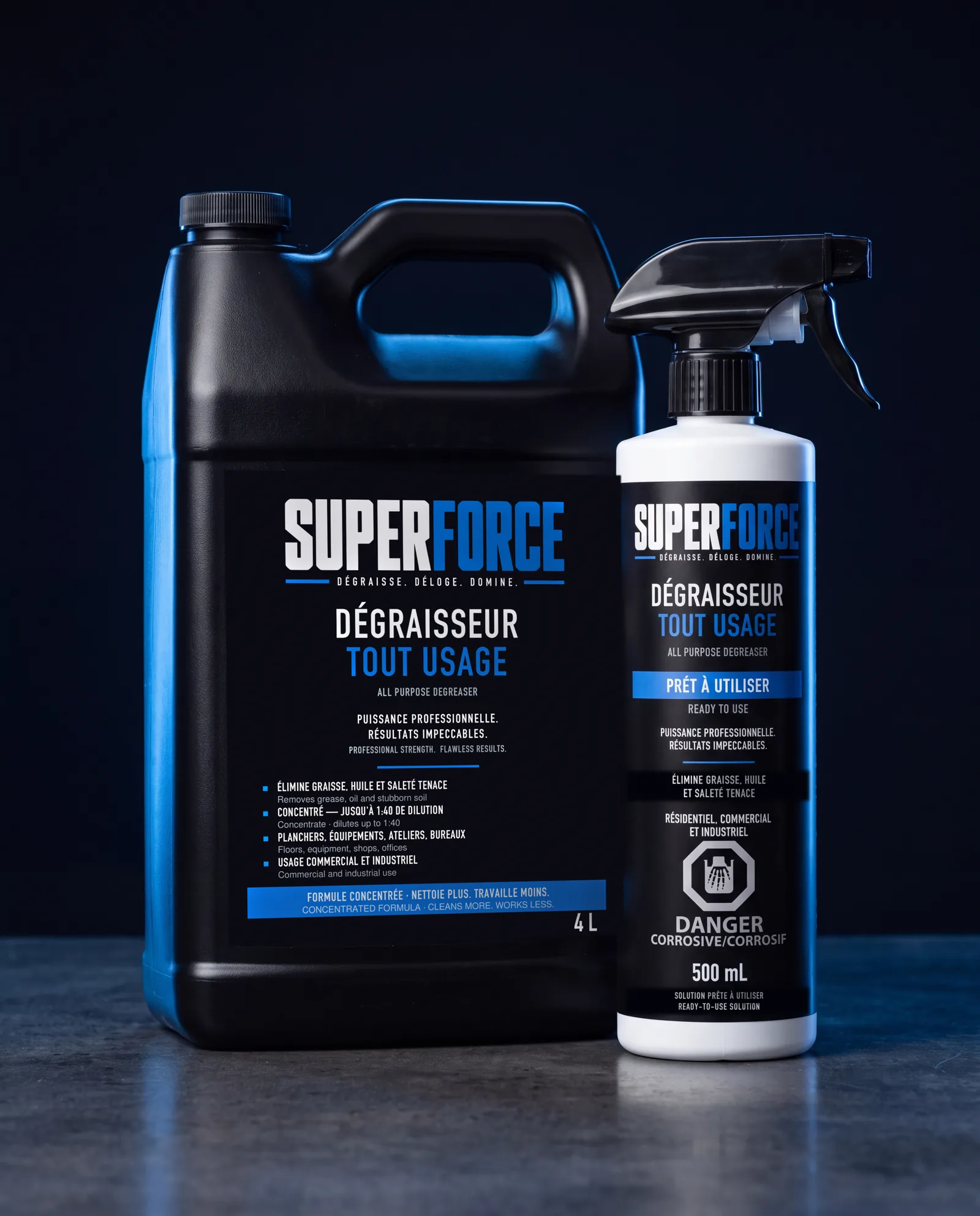 Le bidon de 4 L concentré Superforce et le vaporisateur de 500 mL prêt à utiliser, côte à côte